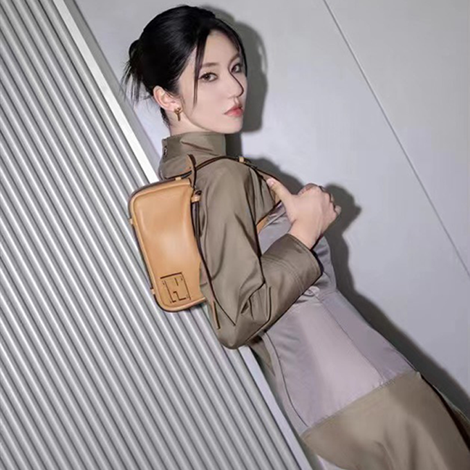 fendi simply medium shoulder handbag
